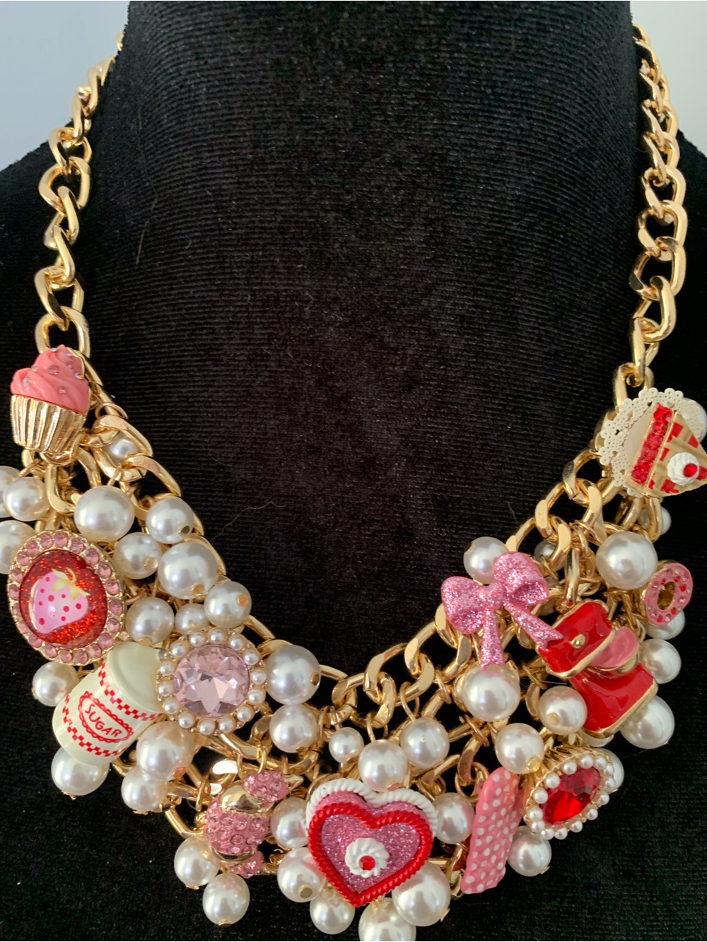 🆕-GORGEOUS LIMITED EDITION BETSEY JOHNSON BAKING NECKLACE BIB GOLD